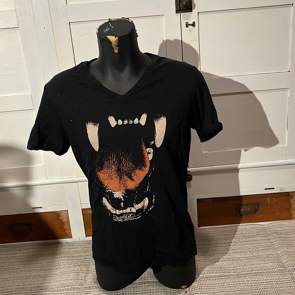 Guess Men’s Graphic V-neck T